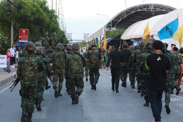 Die Armee räumt das Protestlager der PRDC auf der Ratchadamoen Avenue