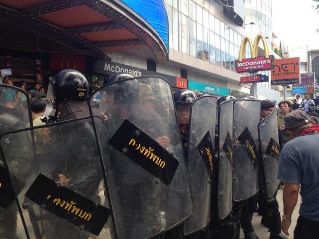 Soldaten sollen die Demonstration am Major Ratchayothin auflösen