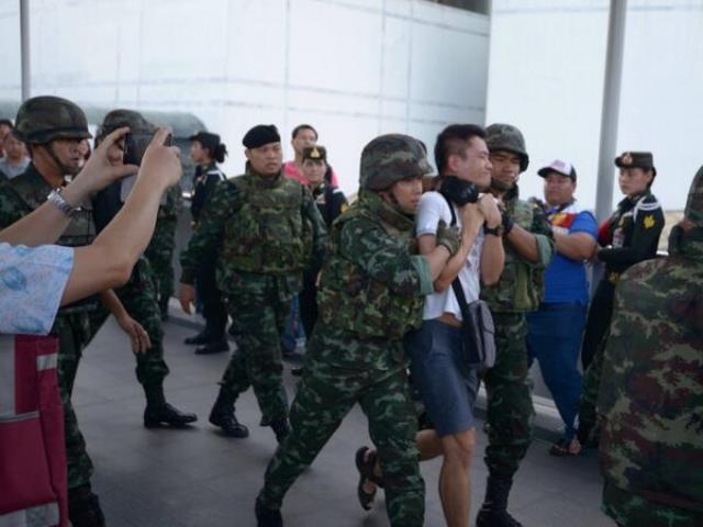 Soldaten haben mindestens 4 Demonstranten vor dem BACC unter dem Skywalk festgenommen