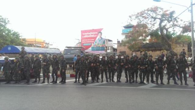 Etwa 200 Demonstranten und Truppen der Armee in Chiang Mai