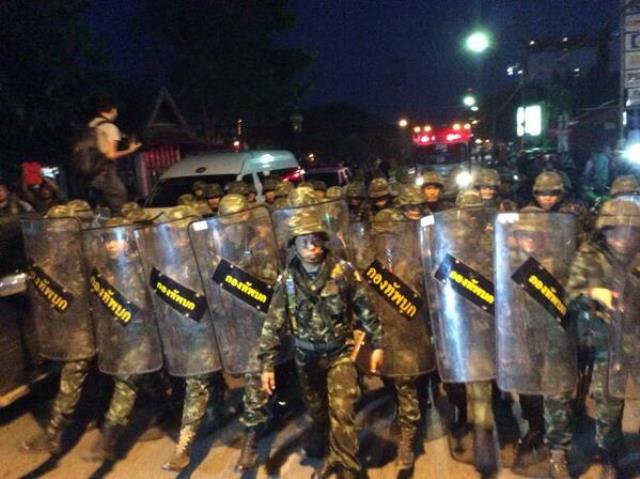 Soldaten in Chiang Mai haben die Strasse nahe des Chang Puak Gates geschlossen. Touristen sollten die Gegend meiden