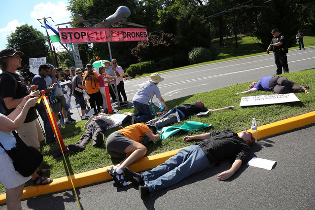 Demonstranten vor dem CIA-Hauptquartier in Langley